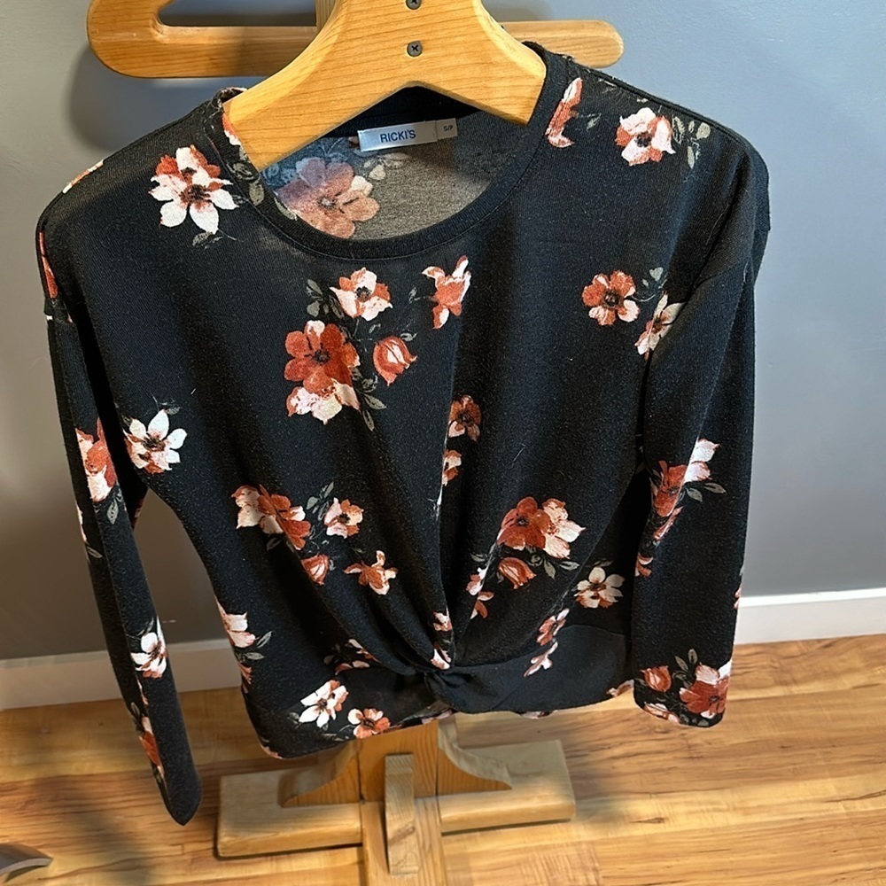 Ricki’s black floral long sleeve shirt sz sm